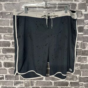 Vuori Cruise Boardshort 7" Gray black splatter print swim trunks